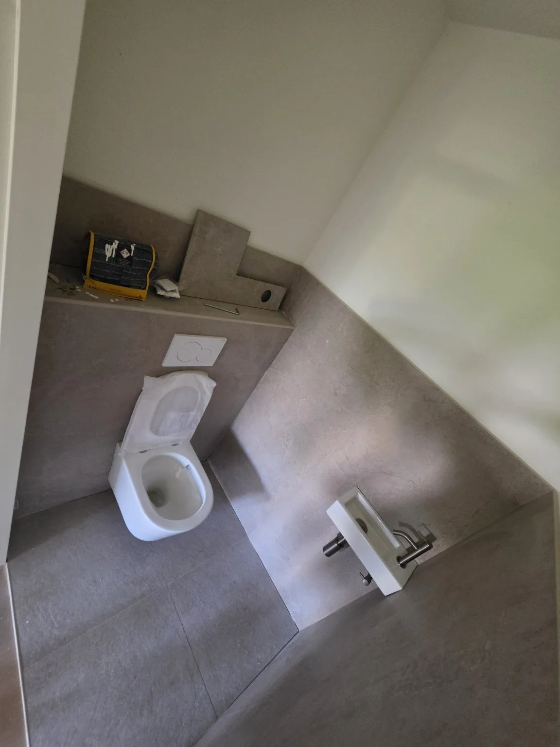 Compacte toiletruimte met warme uitstraling